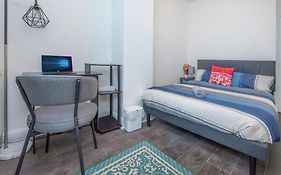 Modern Family Home W/Wi-Fi, Netflix, Self Check-In